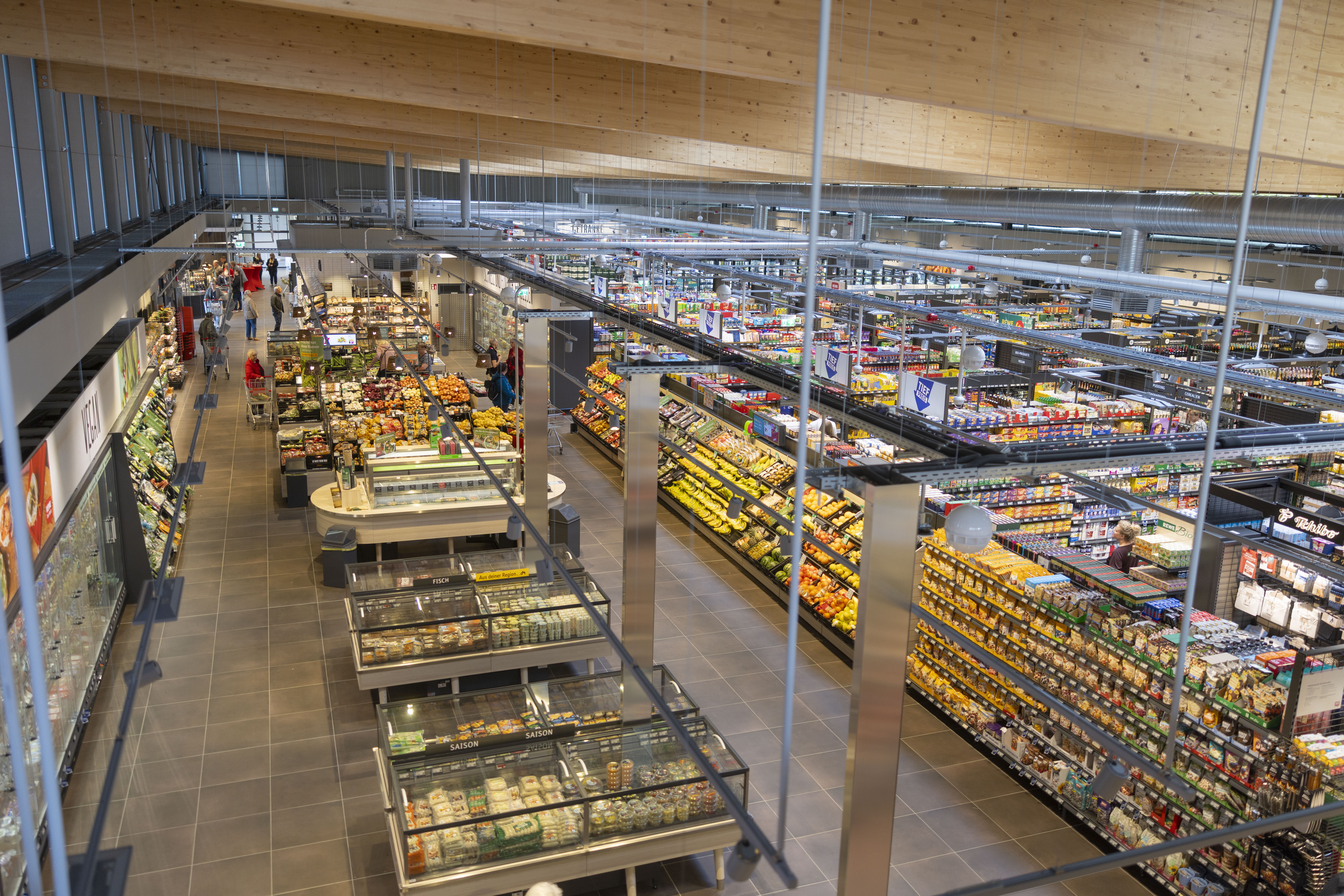 Der neue REWE-Markt in Taucha innen aus der Vogelperspektive fotografiert