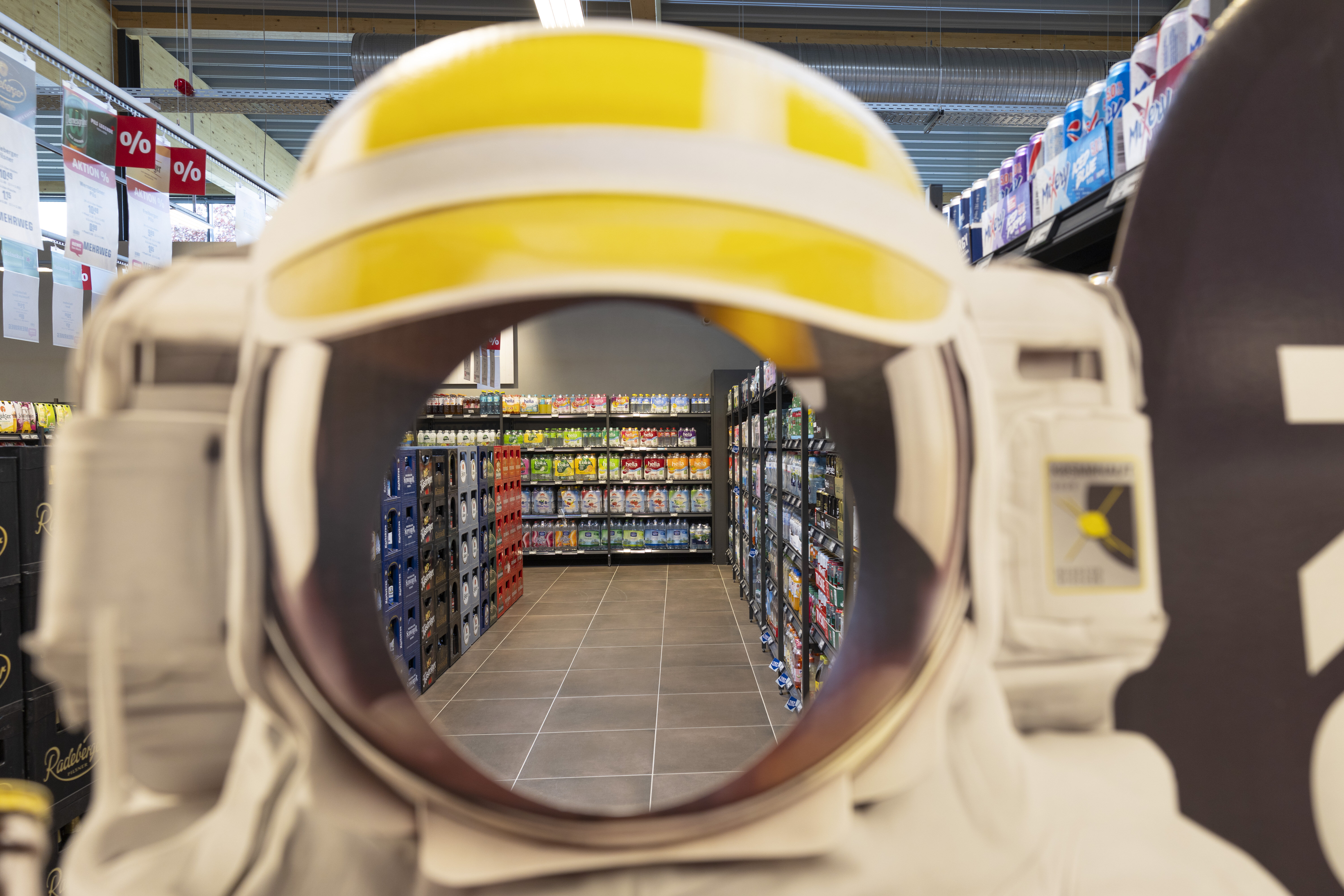 Ein Foto von der Getränke-Abteilung durch einen Kosmonauten-Aufbau hindurch.