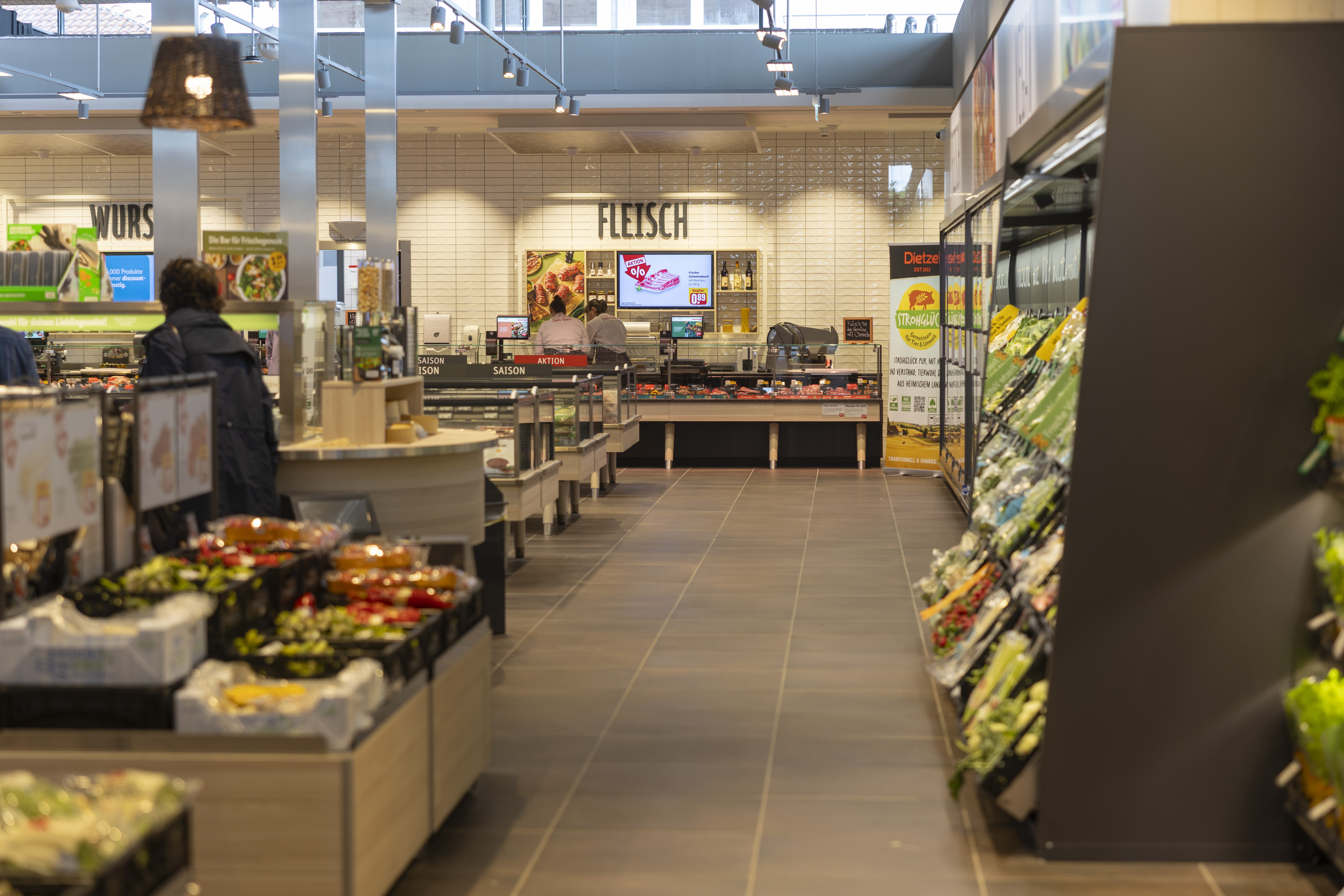 Blick auf die Fleischtheke im neuen REWE-Markt in Tauchau