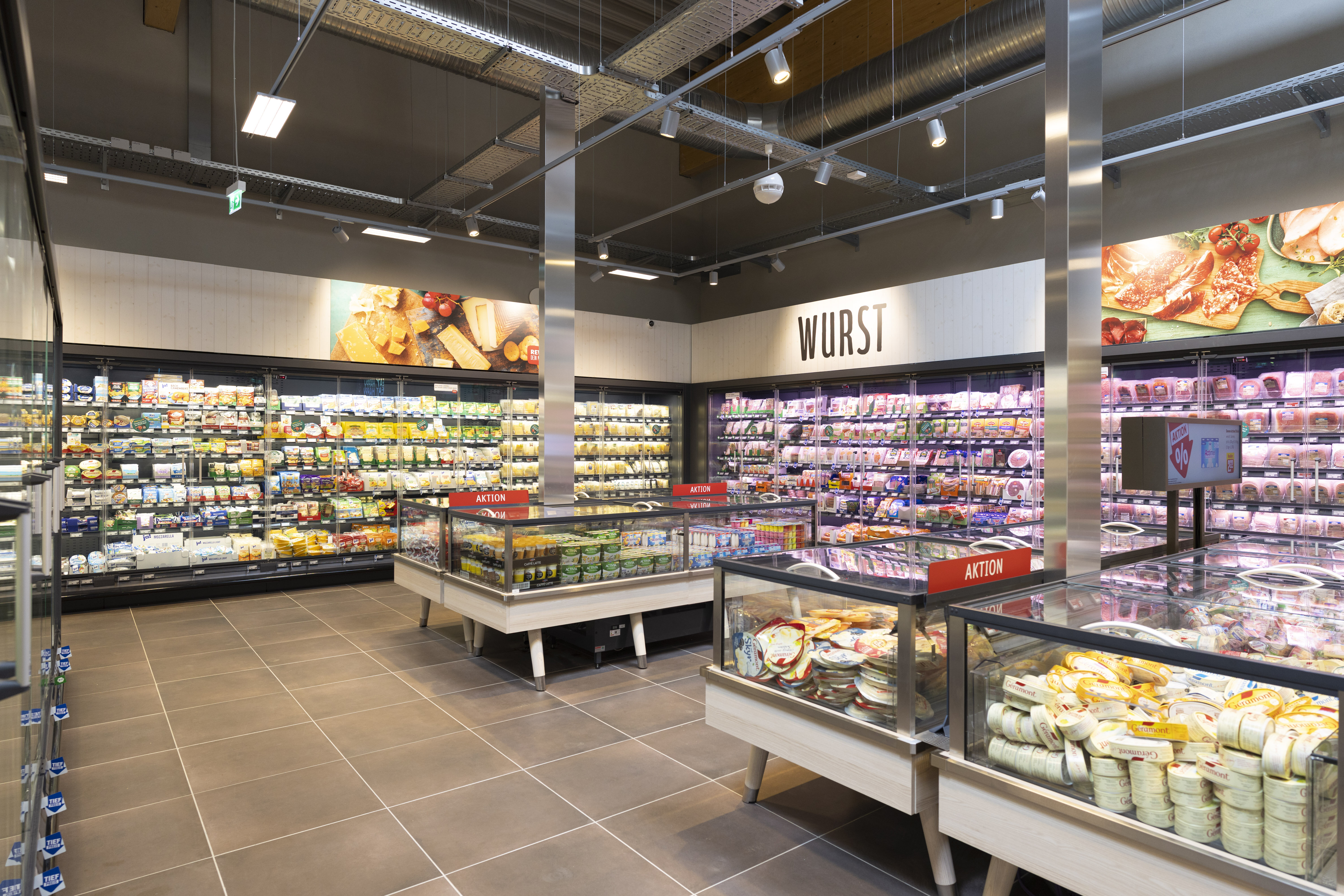 Foto von den Kühlregalen im neuen REWE-Markt in Taucha