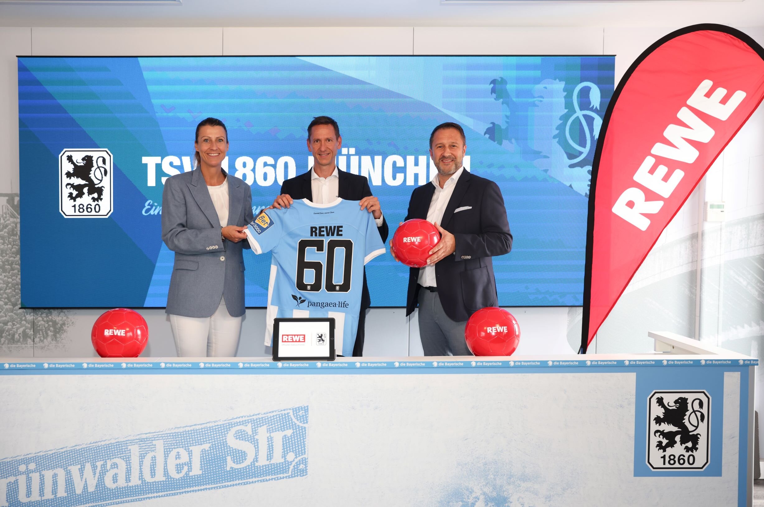  Freuen sich über die geschlossene Exklusiv-Partnerschaft: (v. l.) Elisabeth Promberger, Vorsitzende der Geschäftsleitung der REWE Region Süd, Marc-Nicolai Pfeifer, Geschäftsführer TSV 1860 München, Frank Lomb, Geschäftsleiter Vertrieb der REWE Region Süd.  ARIA Label