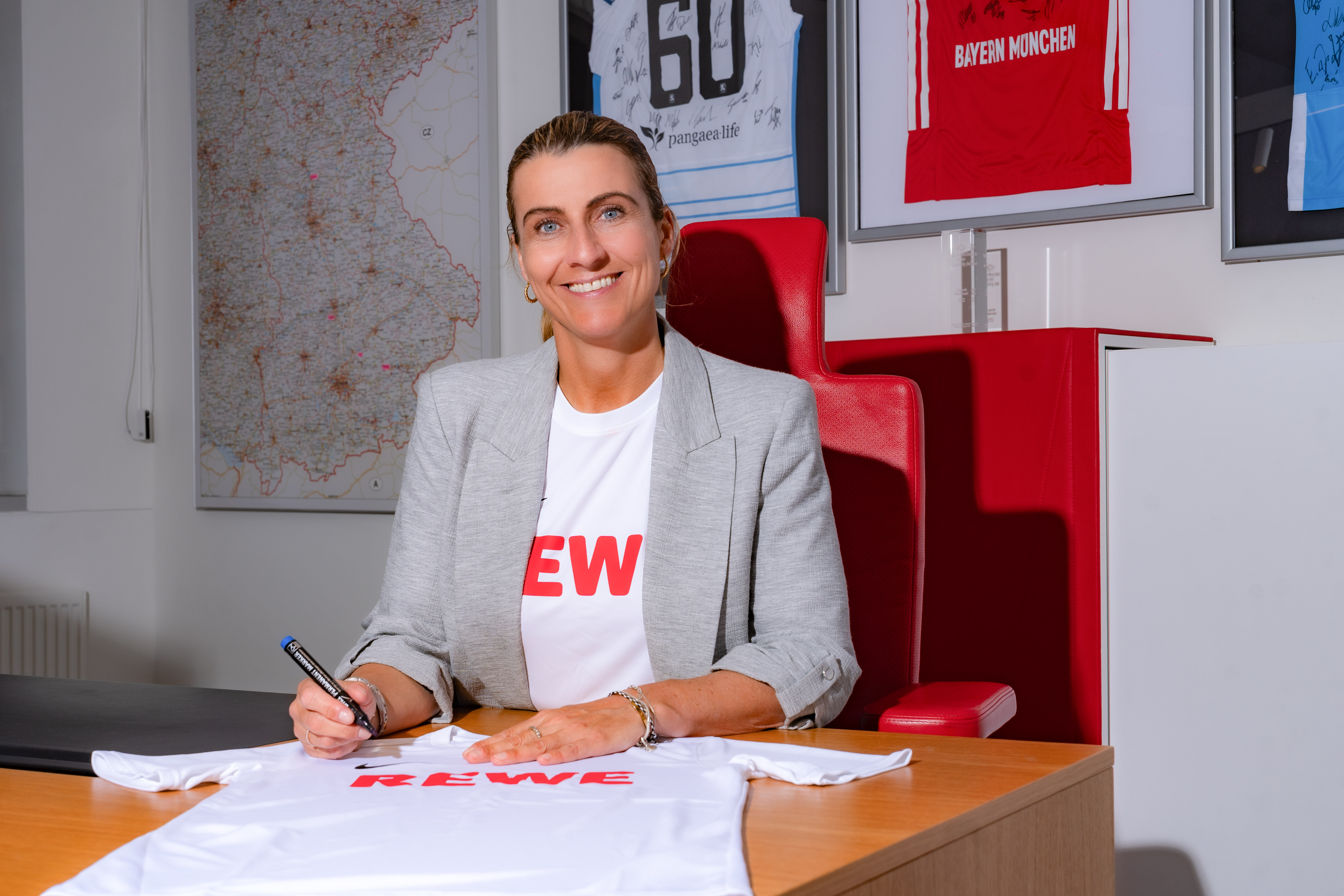 Elisabeth Promberger unterschreibt REWE-Trikot