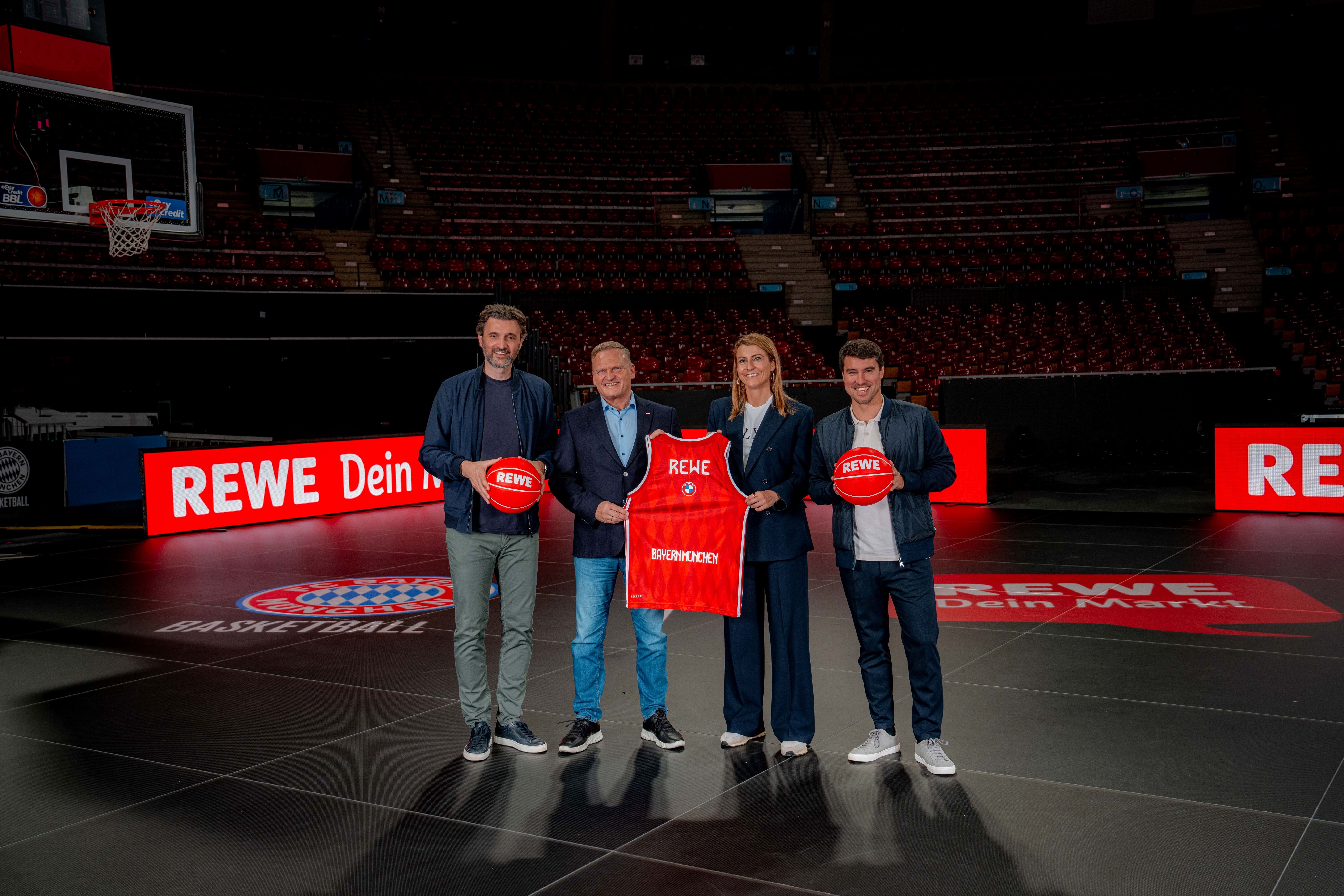 (v. l.) Marko Pesic, Geschäftsführer des FC Bayern Basketball, REWE Group Vorstand Peter Maly, Elisabeth Promberger, Vorsitzende der Geschäftsleitung REWE Süd, und Adrian Sarmiento, Chief Strategy Officer des FC Bayern Basketball, bei der Vertragsverlängerung der gemeinsamen Partnerschaft (Copyright: REWE)