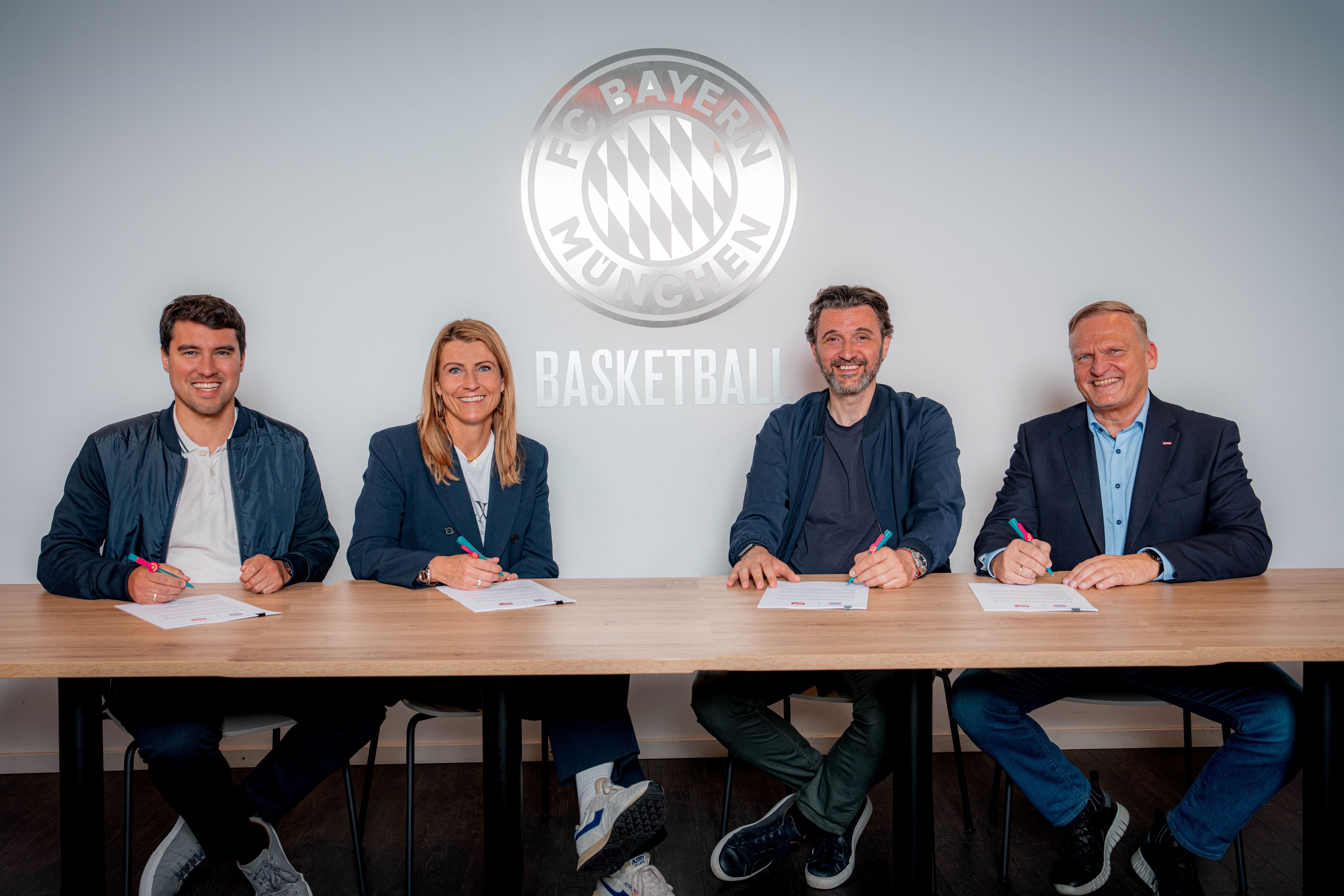 (v. l.) Adrian Sarmiento, Chief Strategy Officer des FC Bayern Basketball, Elisabeth Promberger, Vorsitzende der Geschäftsleitung REWE Süd, Marko Pesic, Geschäftsführer des FC Bayern Basketball, REWE Group Vorstand Peter Maly (Copyright: REWE)