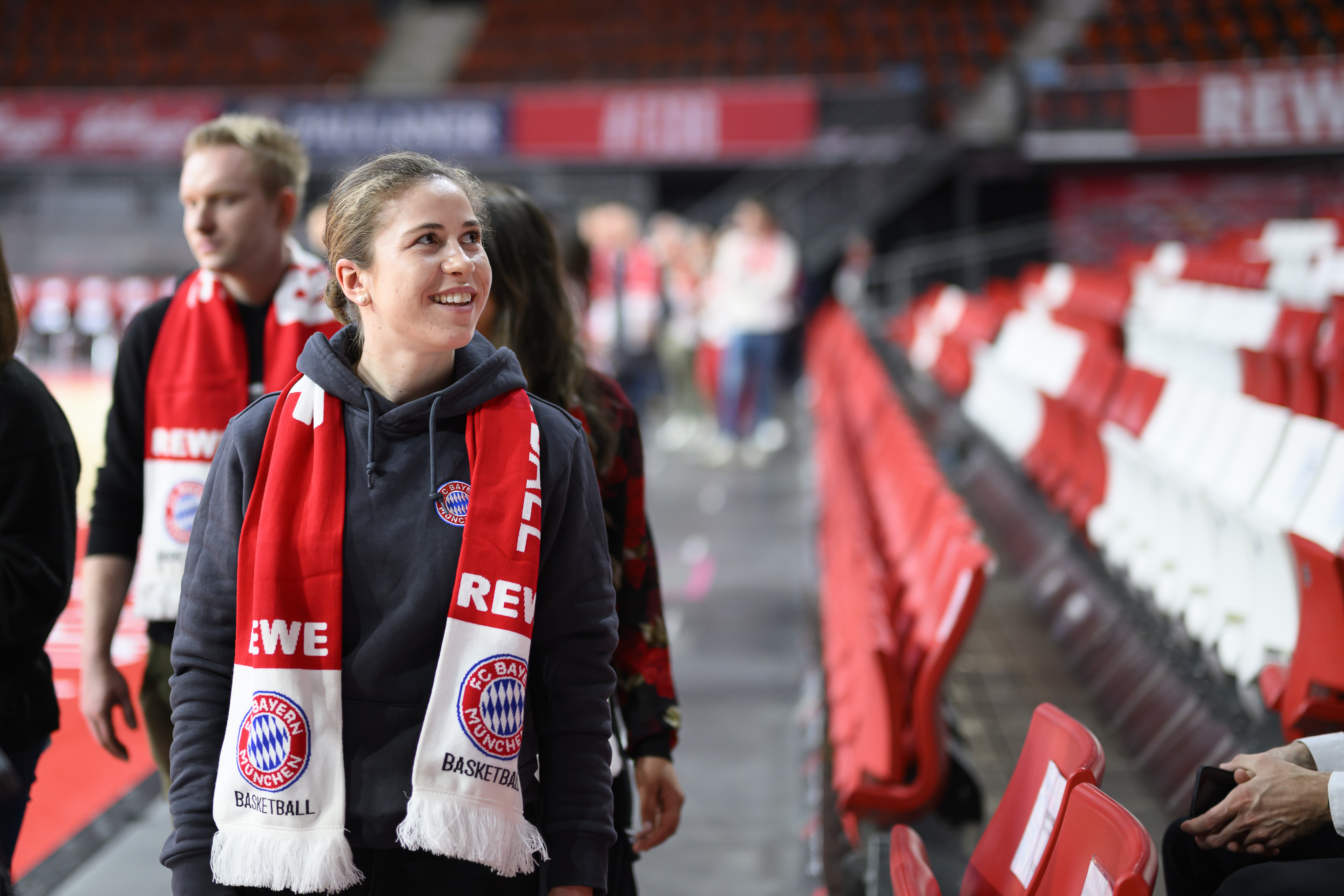 Gewinnerin schaut auf lehre TribÃ¼nen