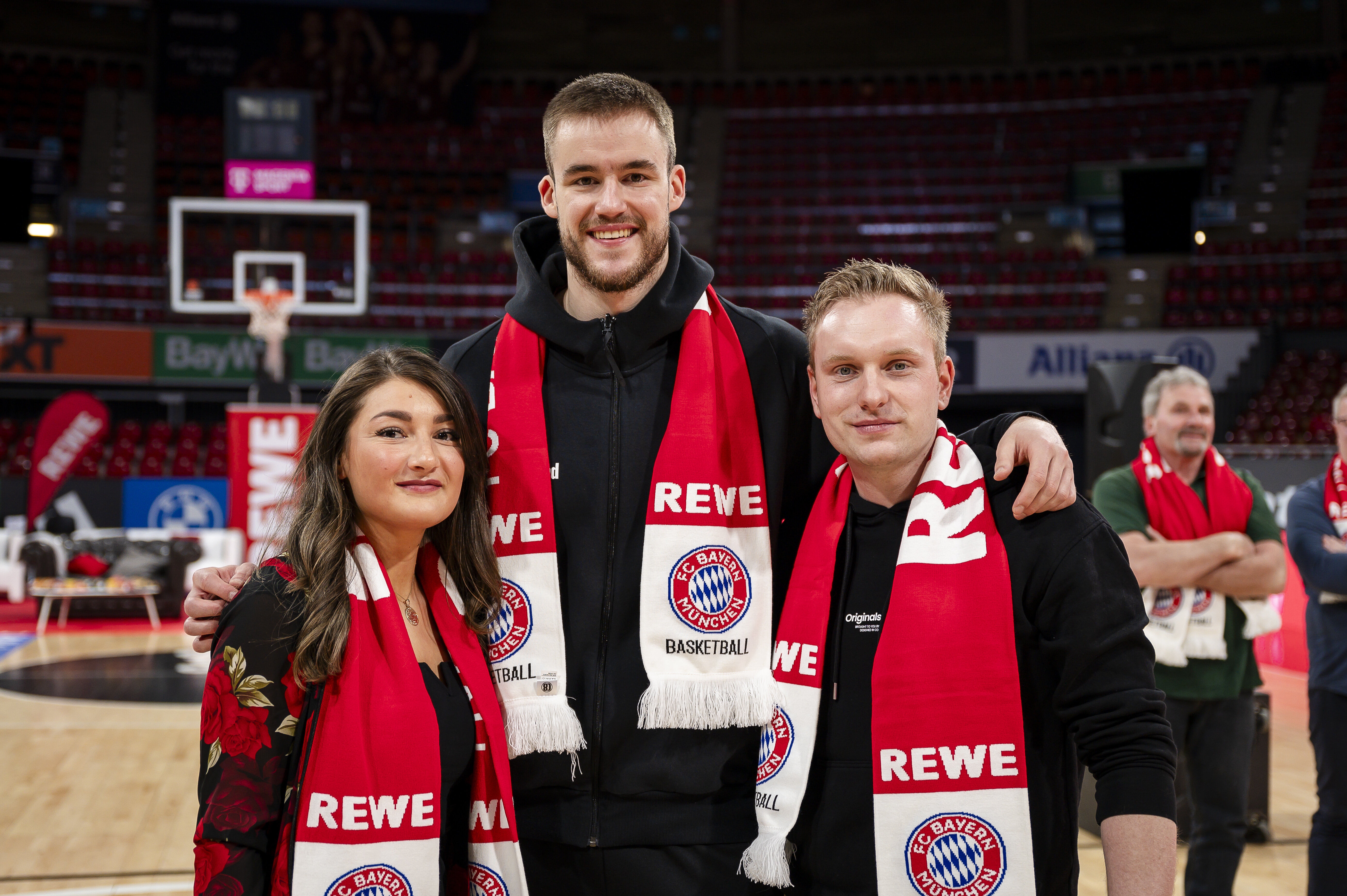 Dino Radoncic mit zwei Gewinner*Innen