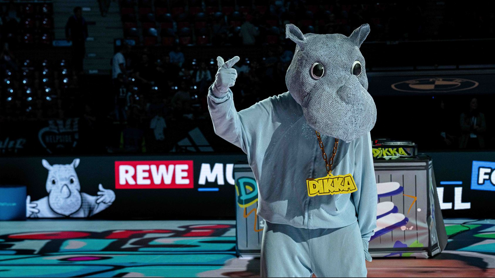 Maskottchen auf Basketballplatz