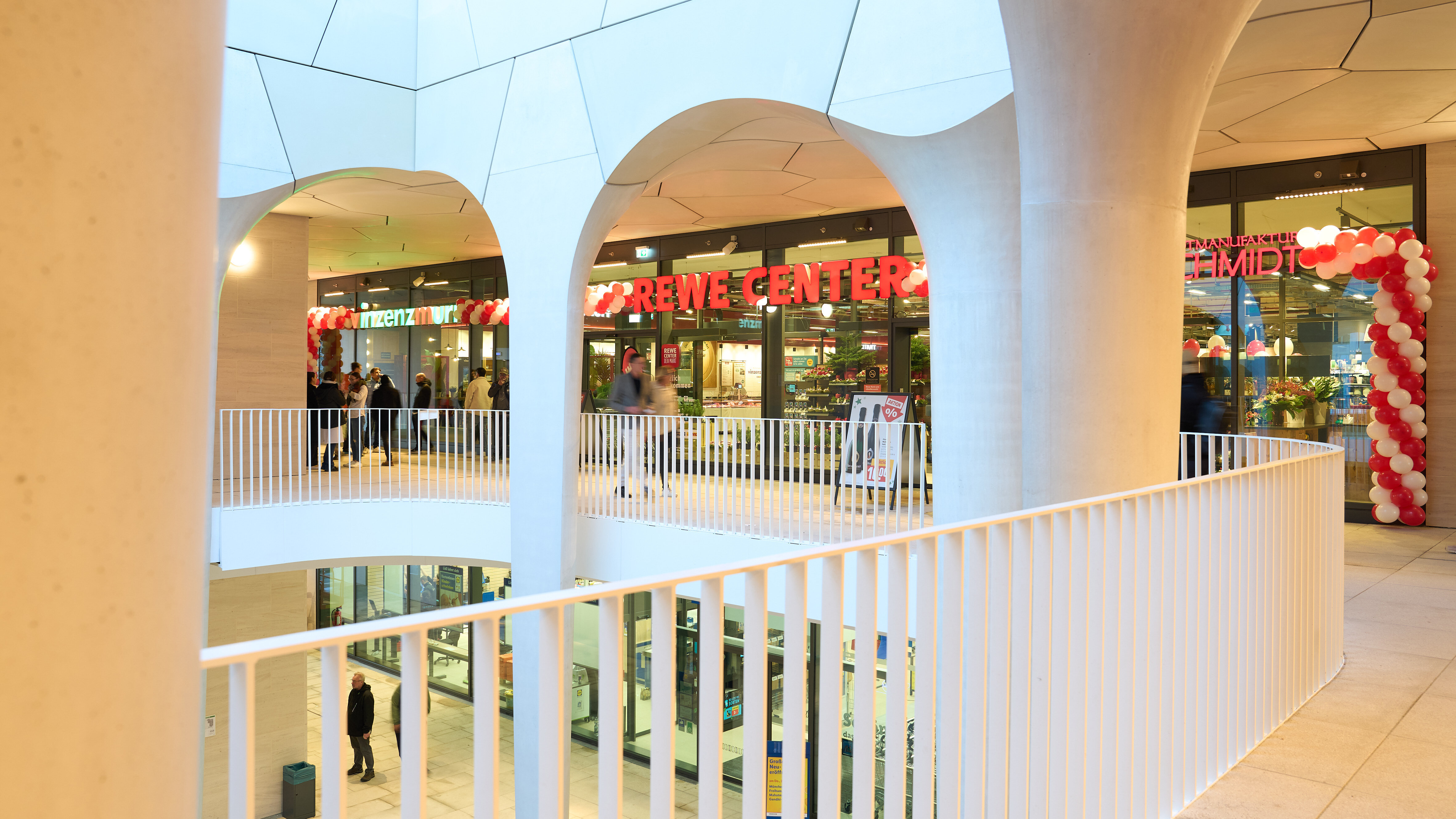 AuÃenansicht Eingang von REWE Center Freiham
