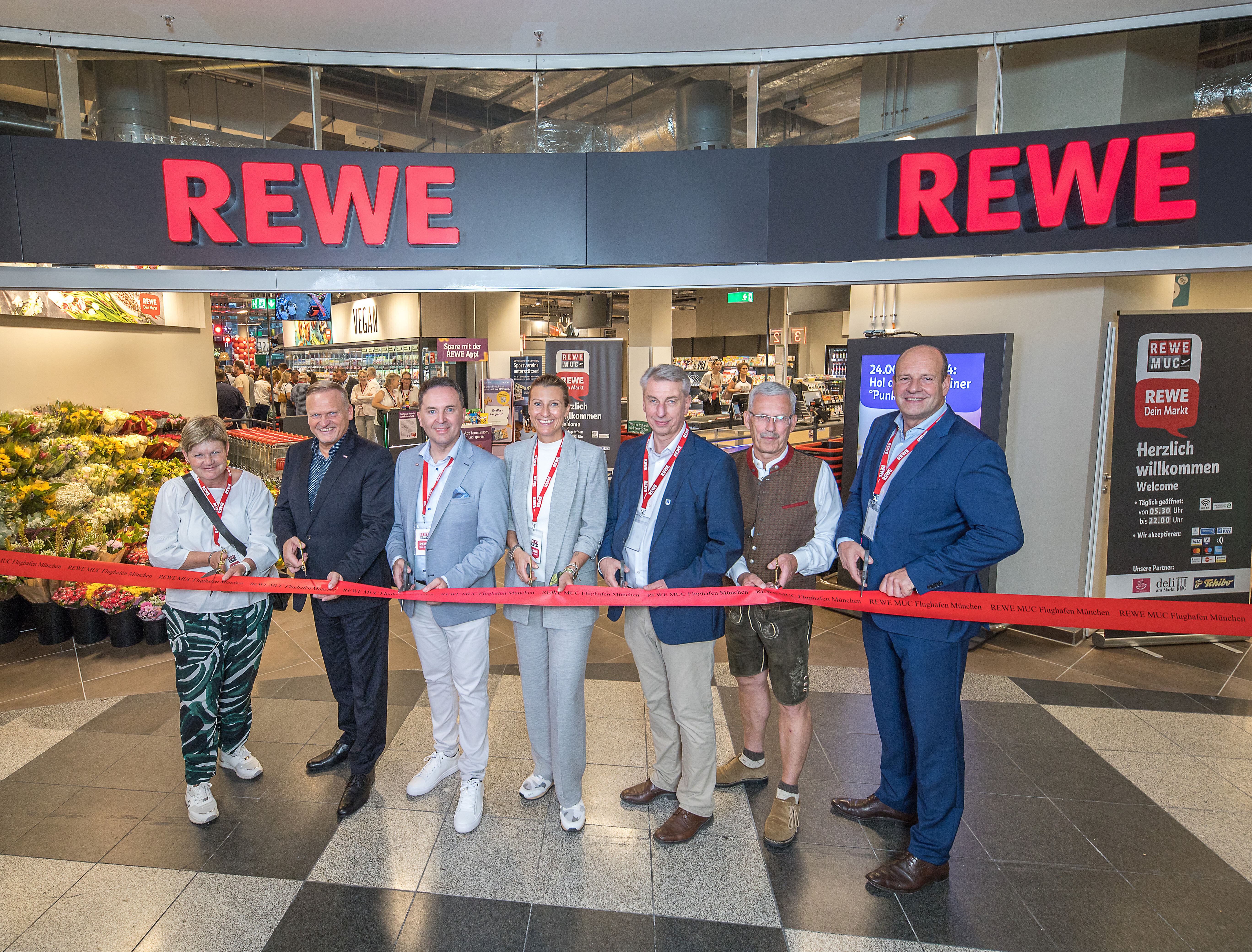 (v. l.) Petra Bauernfeind, 2. Bürgermeisterin Erding, Peter Maly, REWE Group Vorstand, Almir Schalla, REWE Kaufmann, Elisabeth Promberger, Vorsitzende der Geschäftsleitung REWE Süd, Bernhard Mücke, 1. Bürgermeister Oberding, Reinhard Huber, 1. Bürgermeister Eitting, Dr. Jan-Henrik Andersson, Geschäftsführer Commercial und Security Flughafen München | © © Bernd Ducke