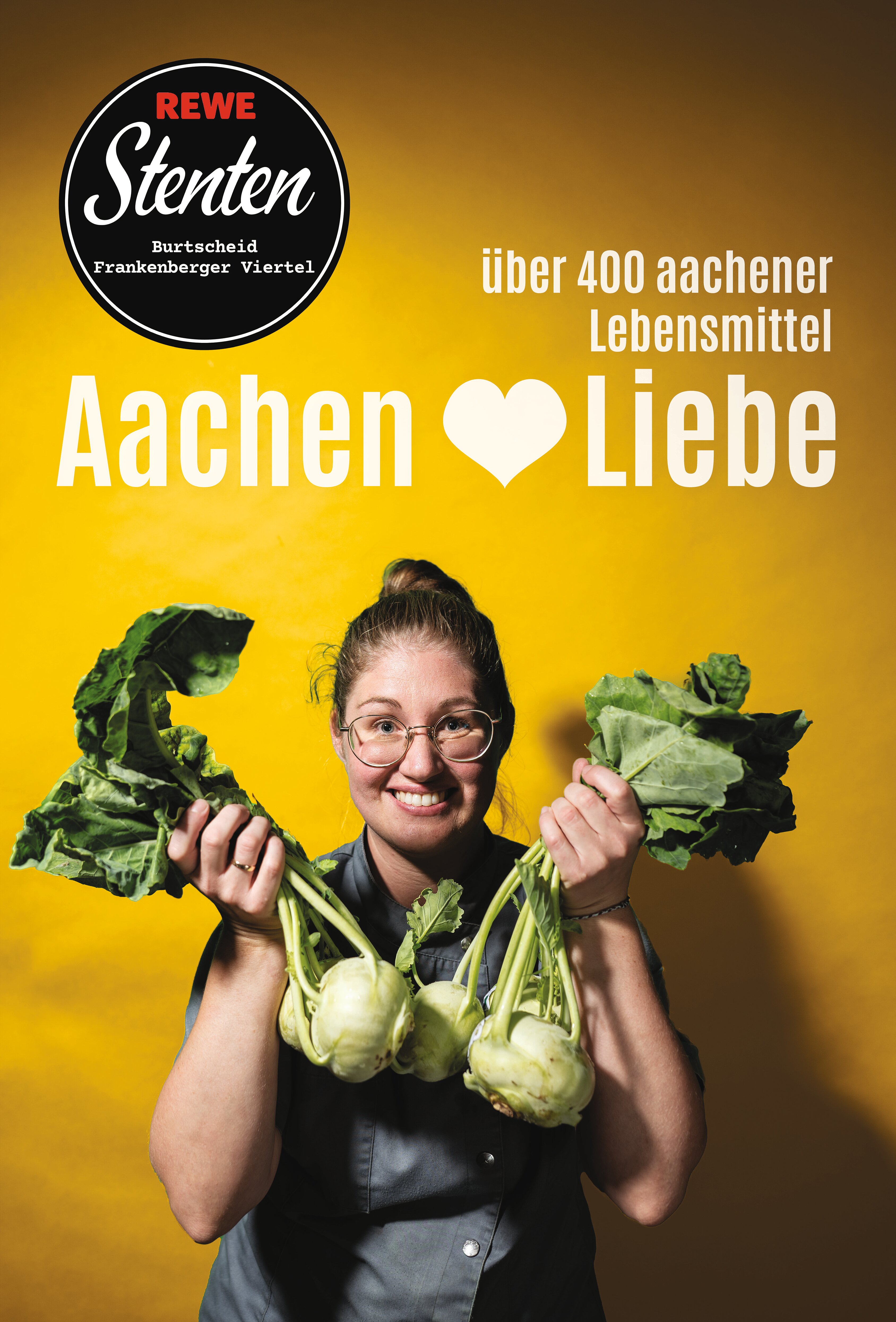 Mitarbeiterin von REWE Stenten hÃ¤lt Kohlrabi