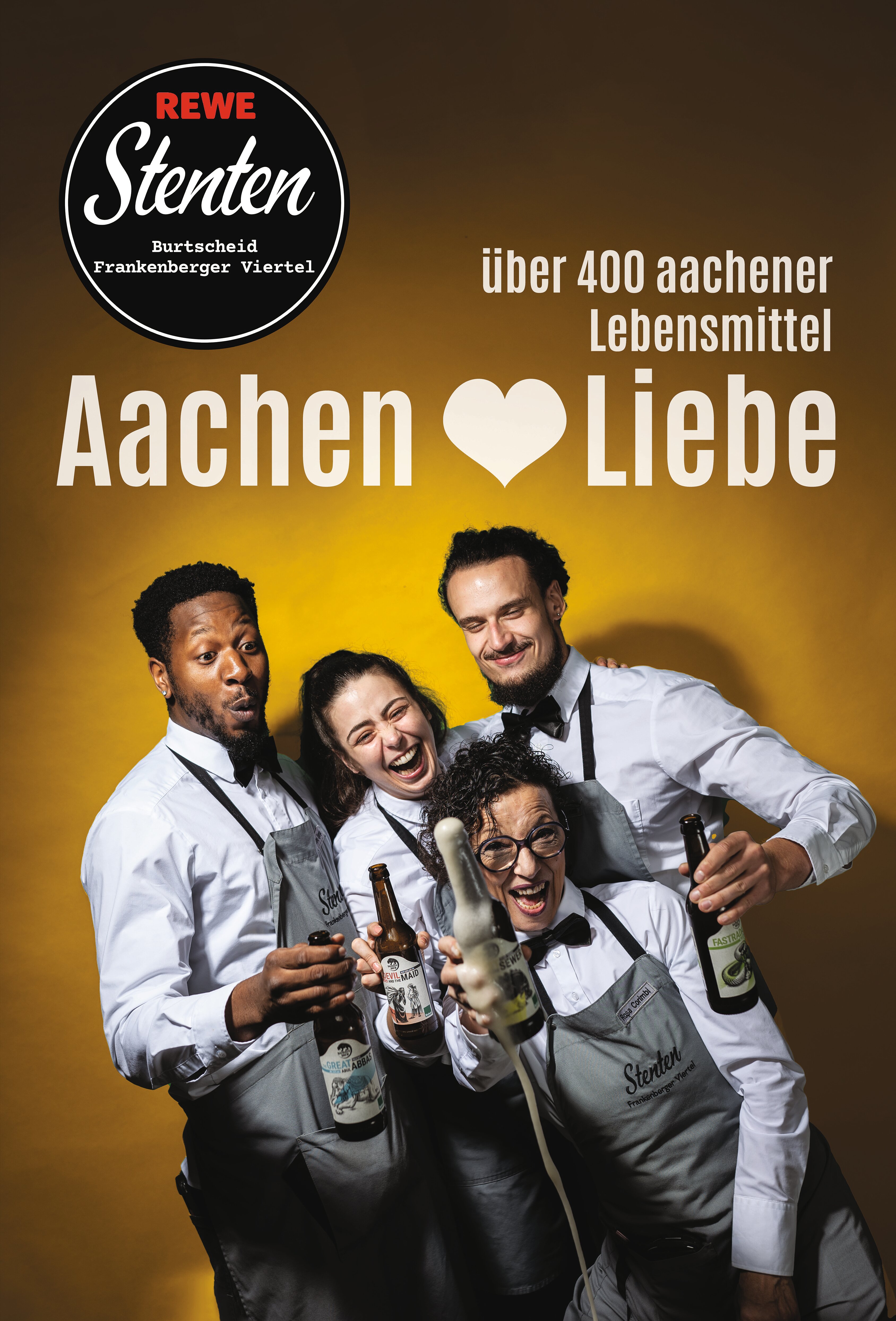 Vier Mitarbeitende halten Regionale Bierflaschen