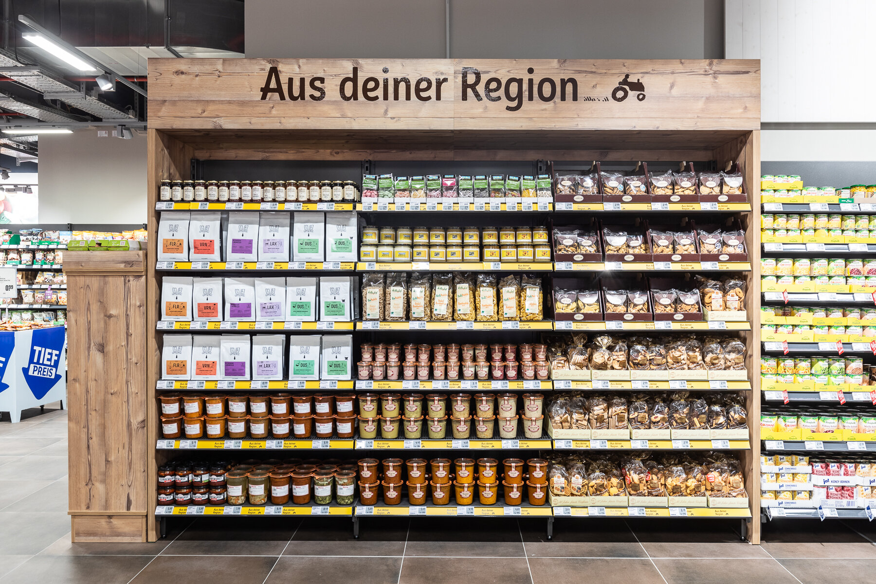 Innenansicht Regal mit regionalen Produkten