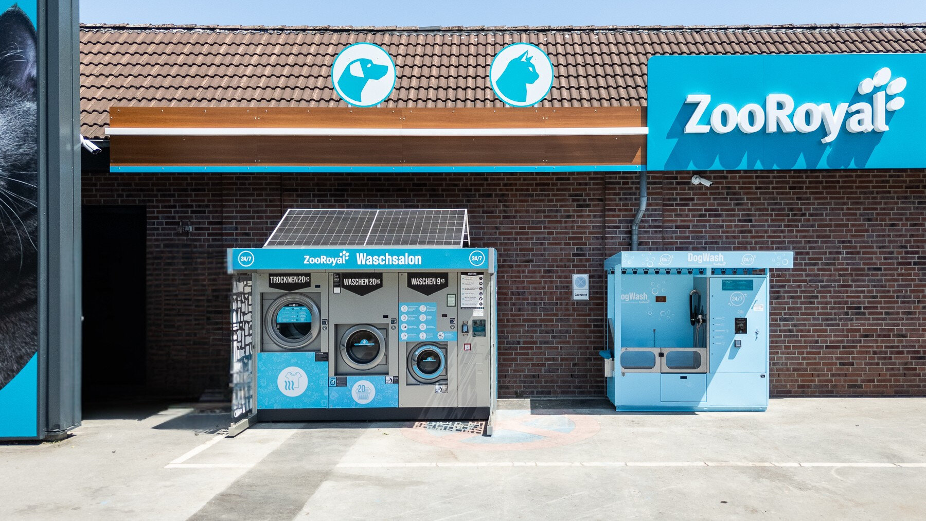 Waschmaschinen für Hundedecken und Abbrausestation für Hunde rechts neben dem Eingang
