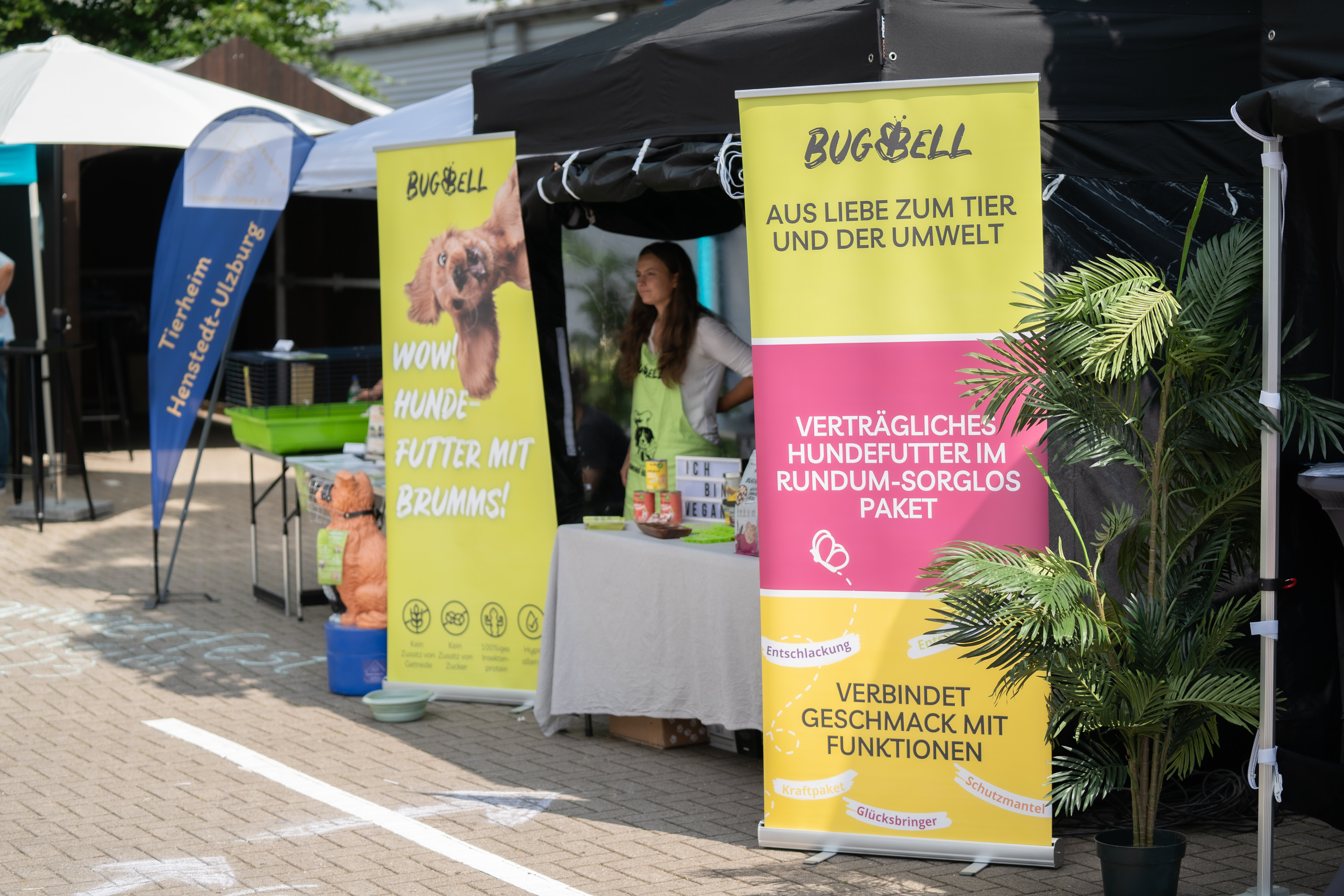 Frau steht am Infostand zu BugBell