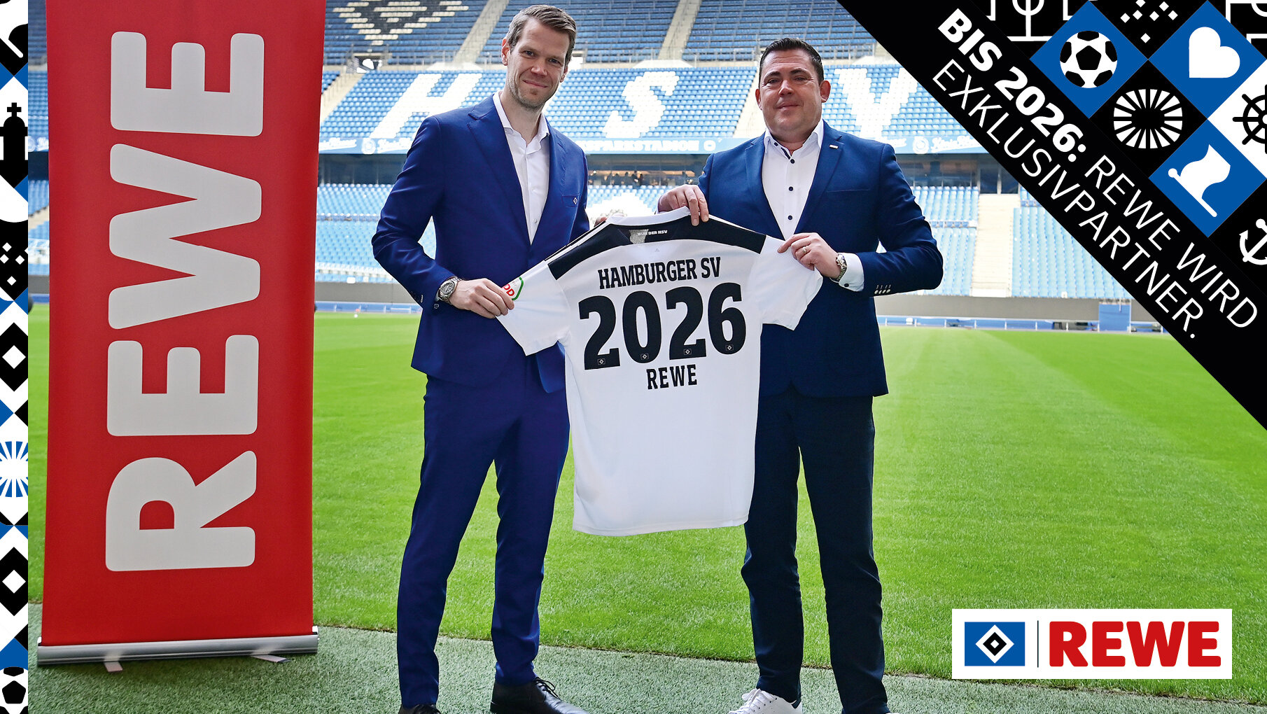 Dr. Eric Huwer und Jochen Vogel halten HSV Trikot