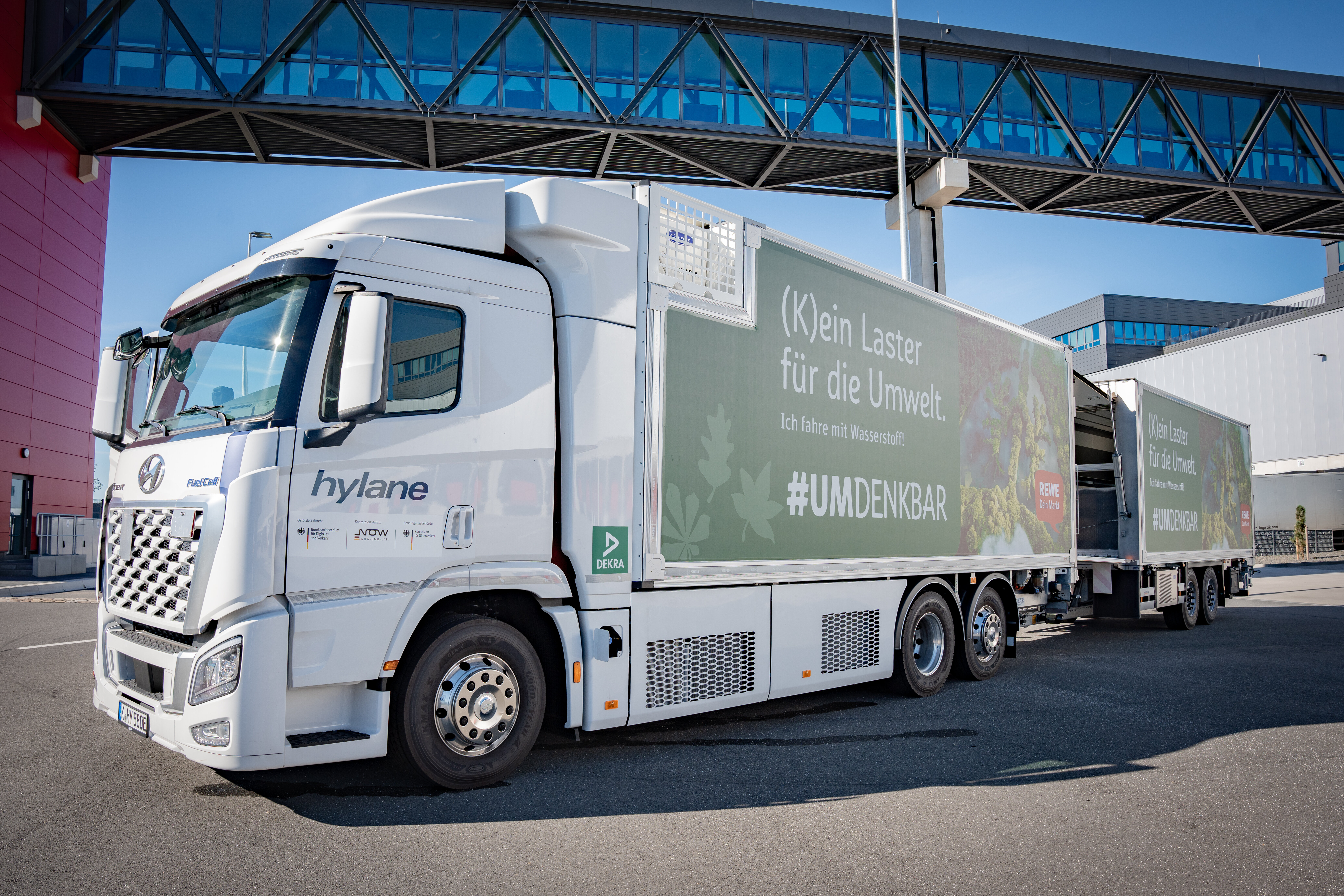 Totale Aufnahme von REWE Wasserstoff LKW