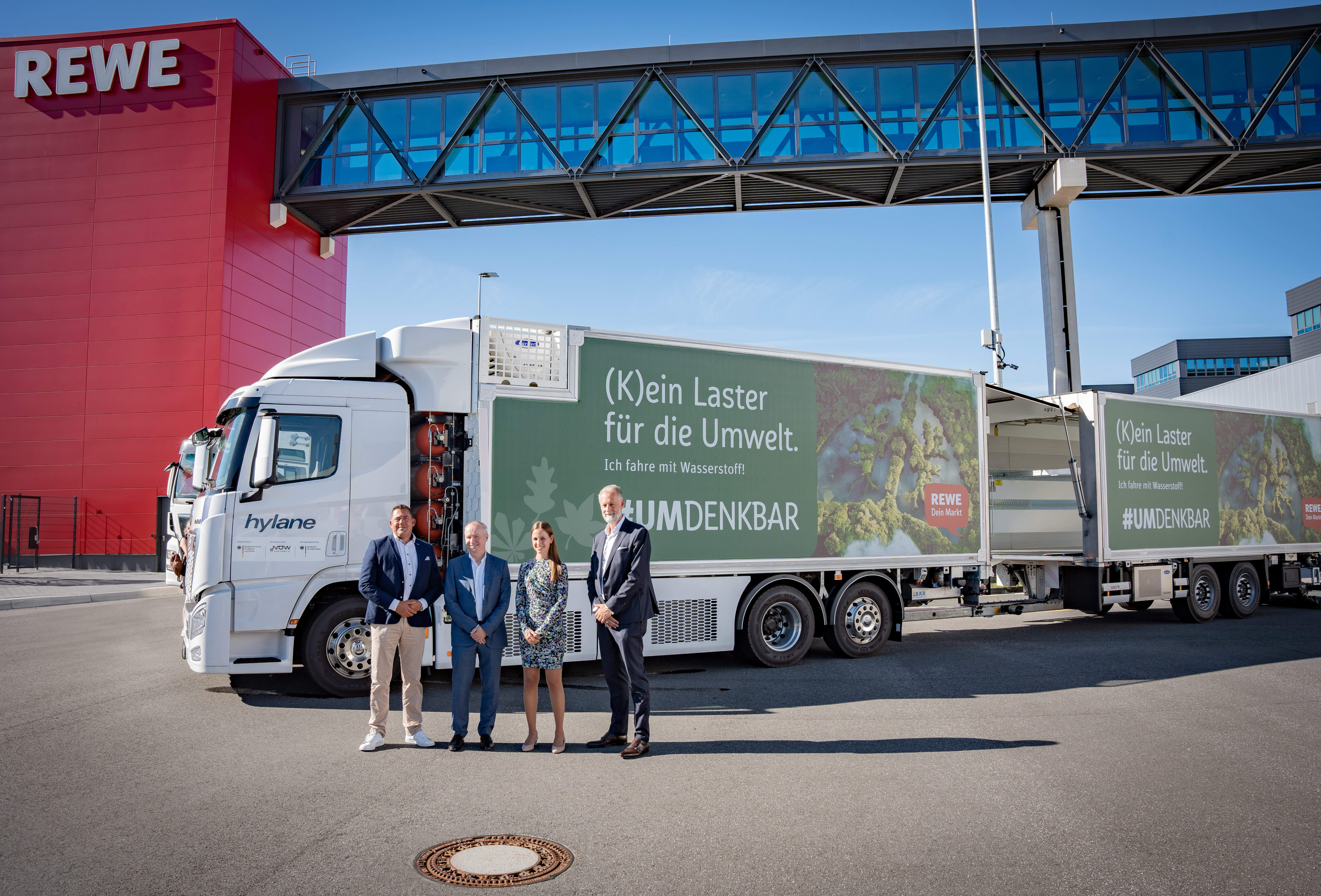 Jochen Vogel, Vorsitzender der Geschäftsleitung der REWE Nord, mit Johannes Wieczorek, Leiter der Unterabteilung zum Thema Klimaschutz, Sara Schiffer, Geschäftsführung von hylane, und Beat Hirschi,  CEO Hyundai (v. l.).