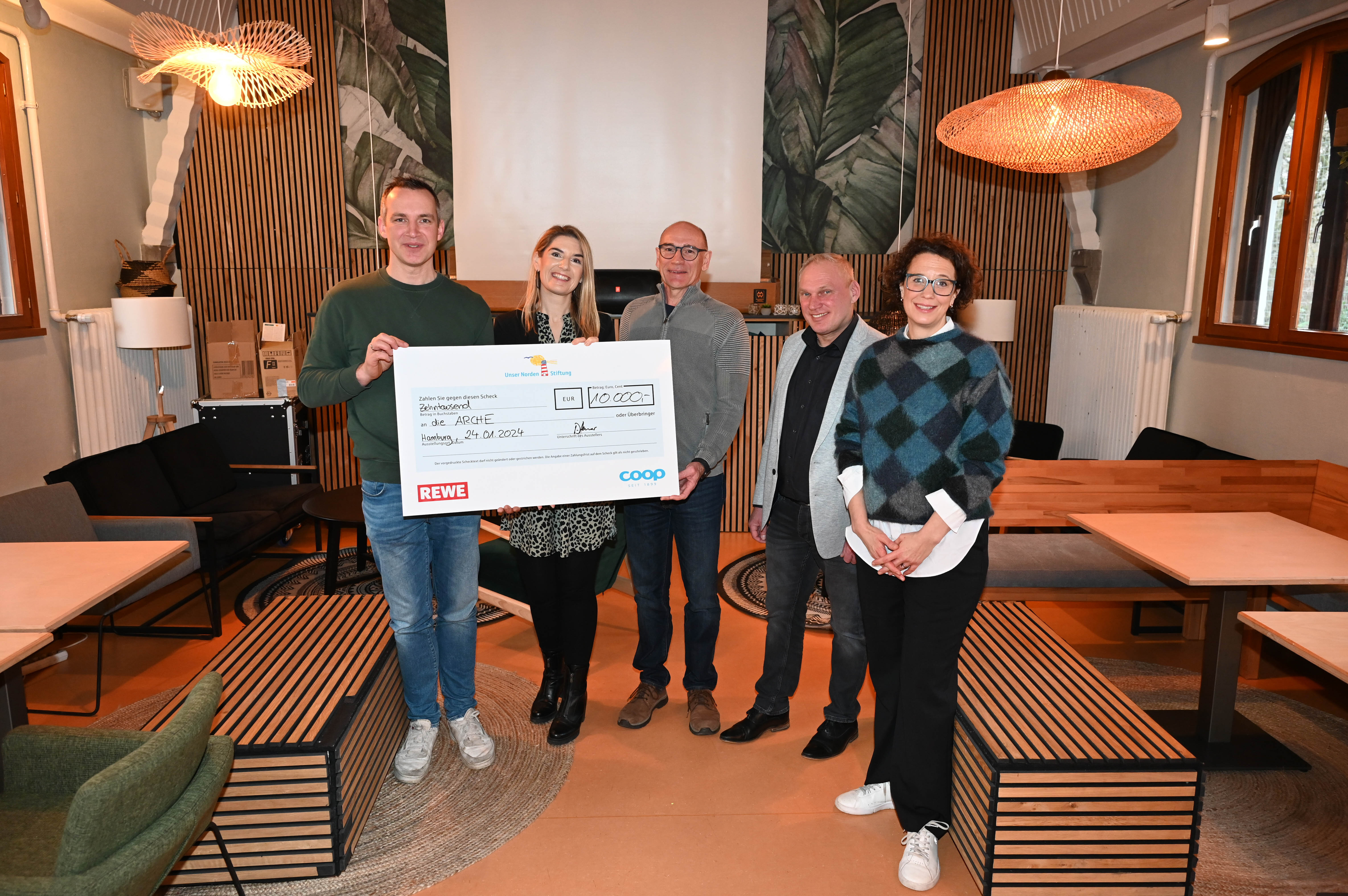 Spendenübergabe an die ARCHE: Tobias Lucht, Sophie Schnieder und Dierk Berner von der coop eG, Stefan Ott (REWE) und Martina Hoyer (v.l.).