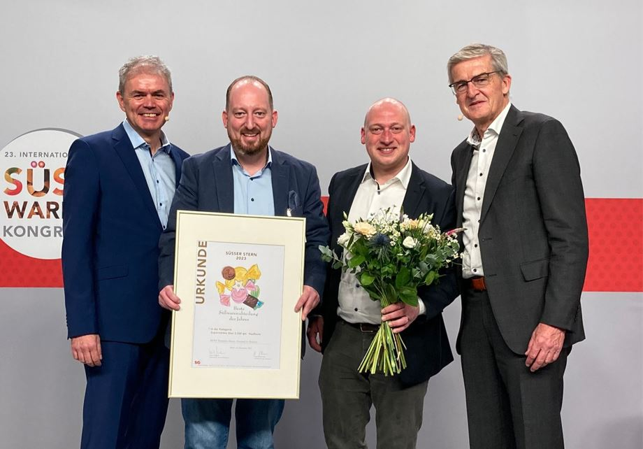 Von links nach rechts: Joachim Eckert (Sweets Global Network e.V. / Internationaler Süßwarenhandelsverband), Benjamin Haase (Marktinhaber), Tim Ackerl (Markt Manager), Hans Strohmeier (Vorstand Sweets Global Network e.V. / Internationaler Süßwarenhandelsverband)