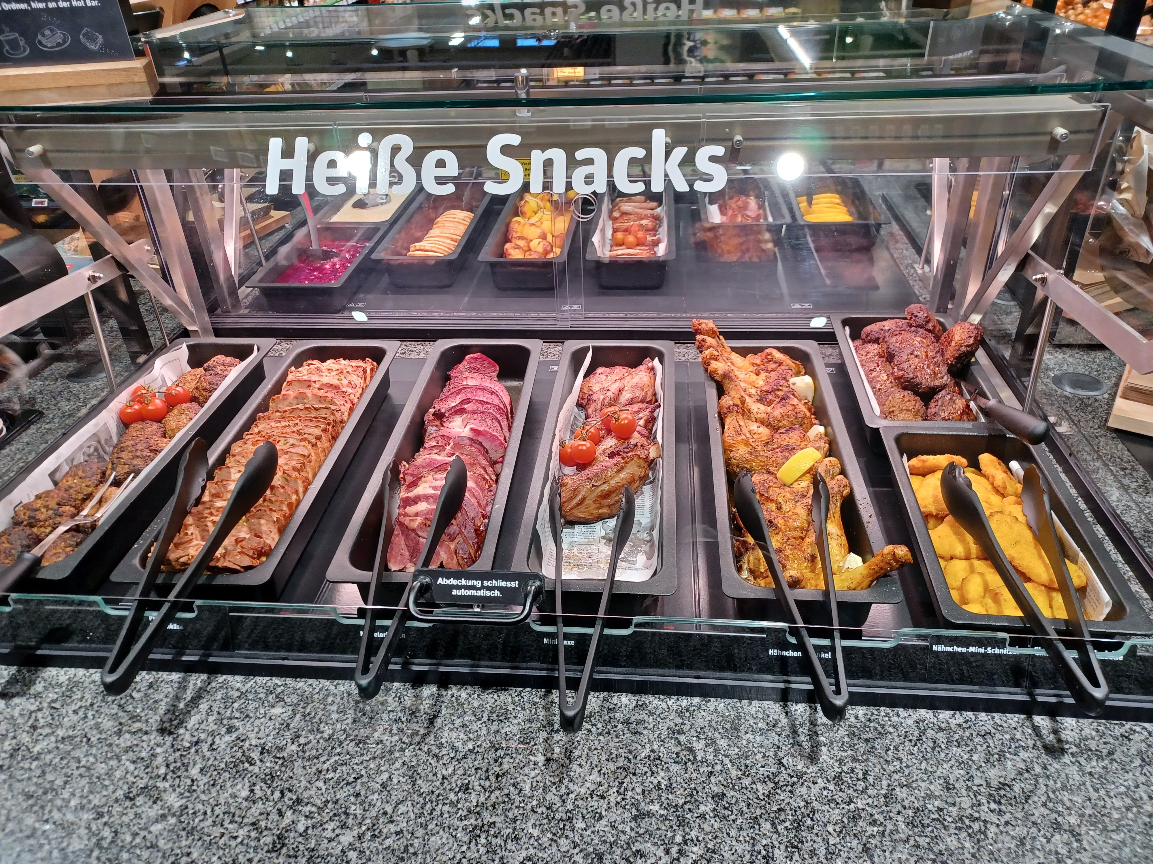 Nahaufnahme REWE Burg auf Fehmarn Hot Bar