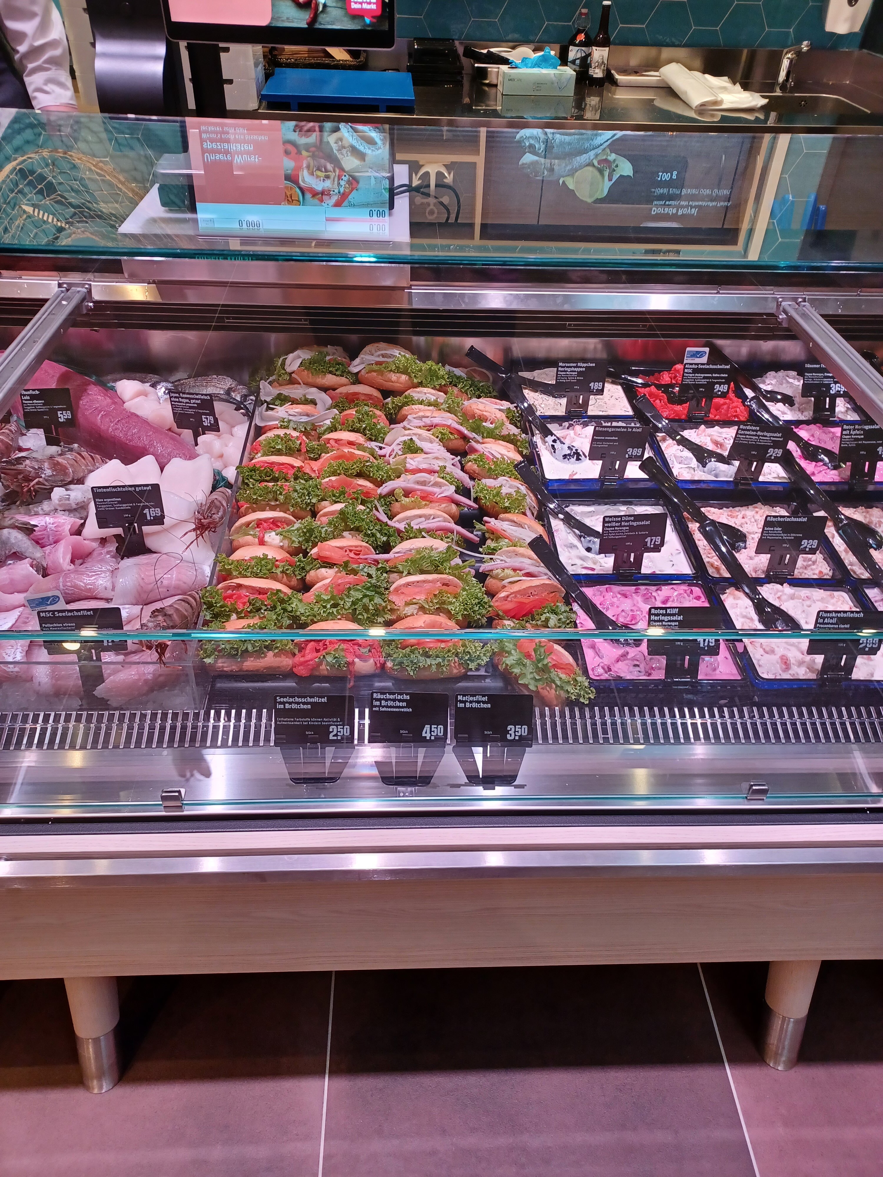 Nahaufnahme REWE Burg auf Fehmarn Frischetheke