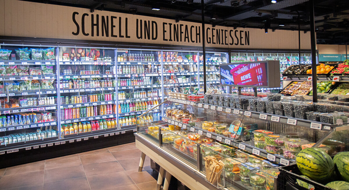 Innenansicht KÃ¼hlregal und Frischetheke