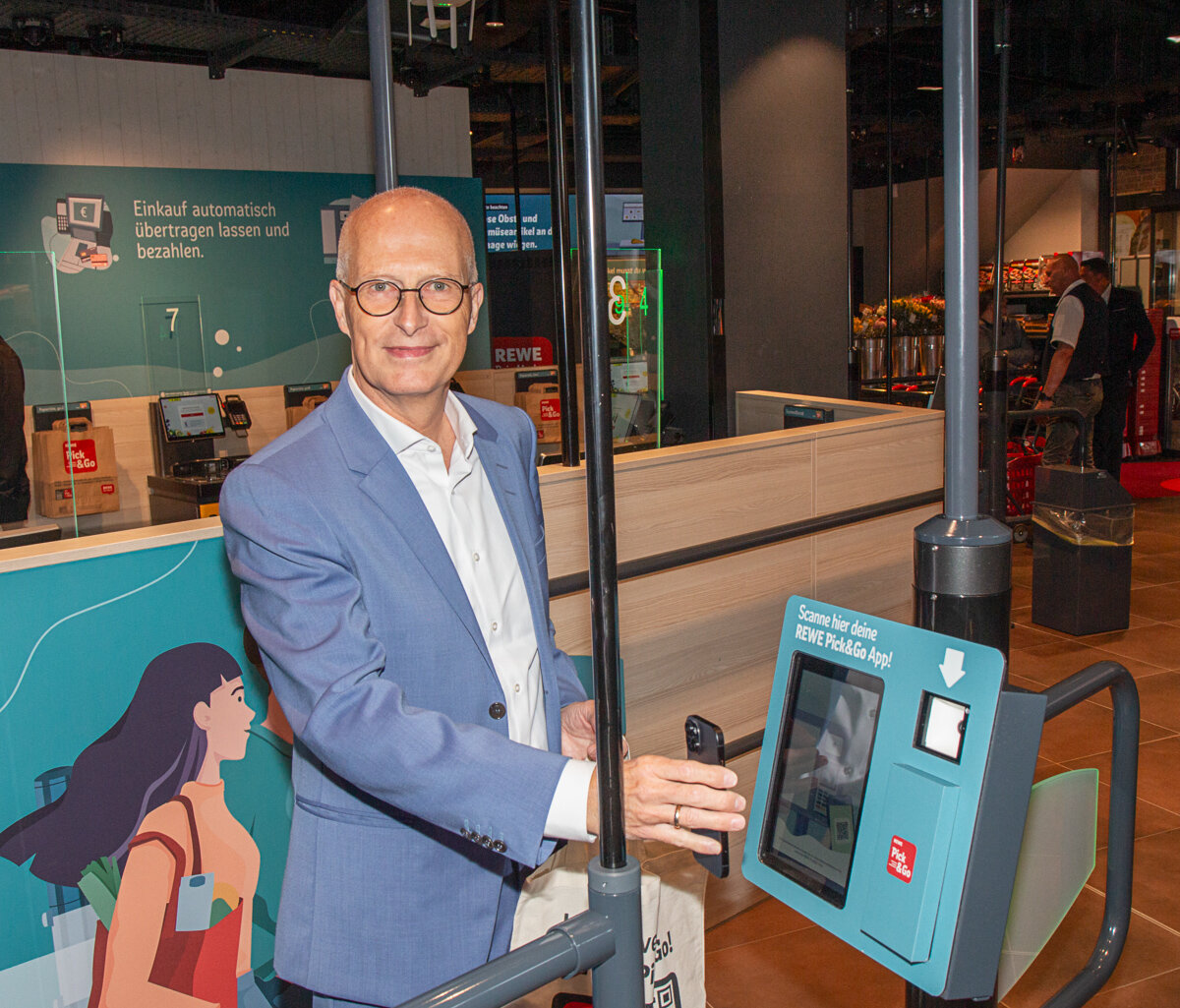 Dr. Tschentscher beim Scan von ScanundGo App