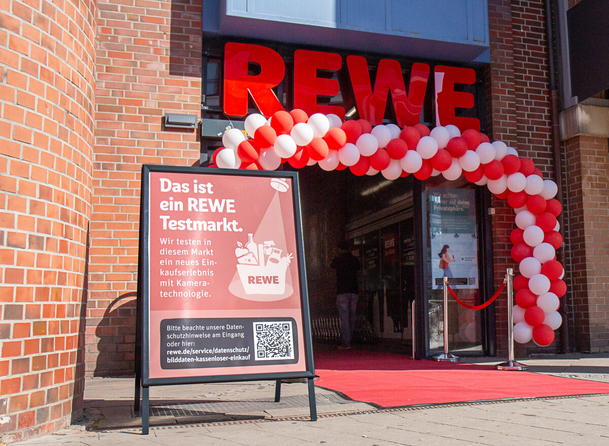 Nahaufnahme REWE Eingang bei ErÃ¶ffnung