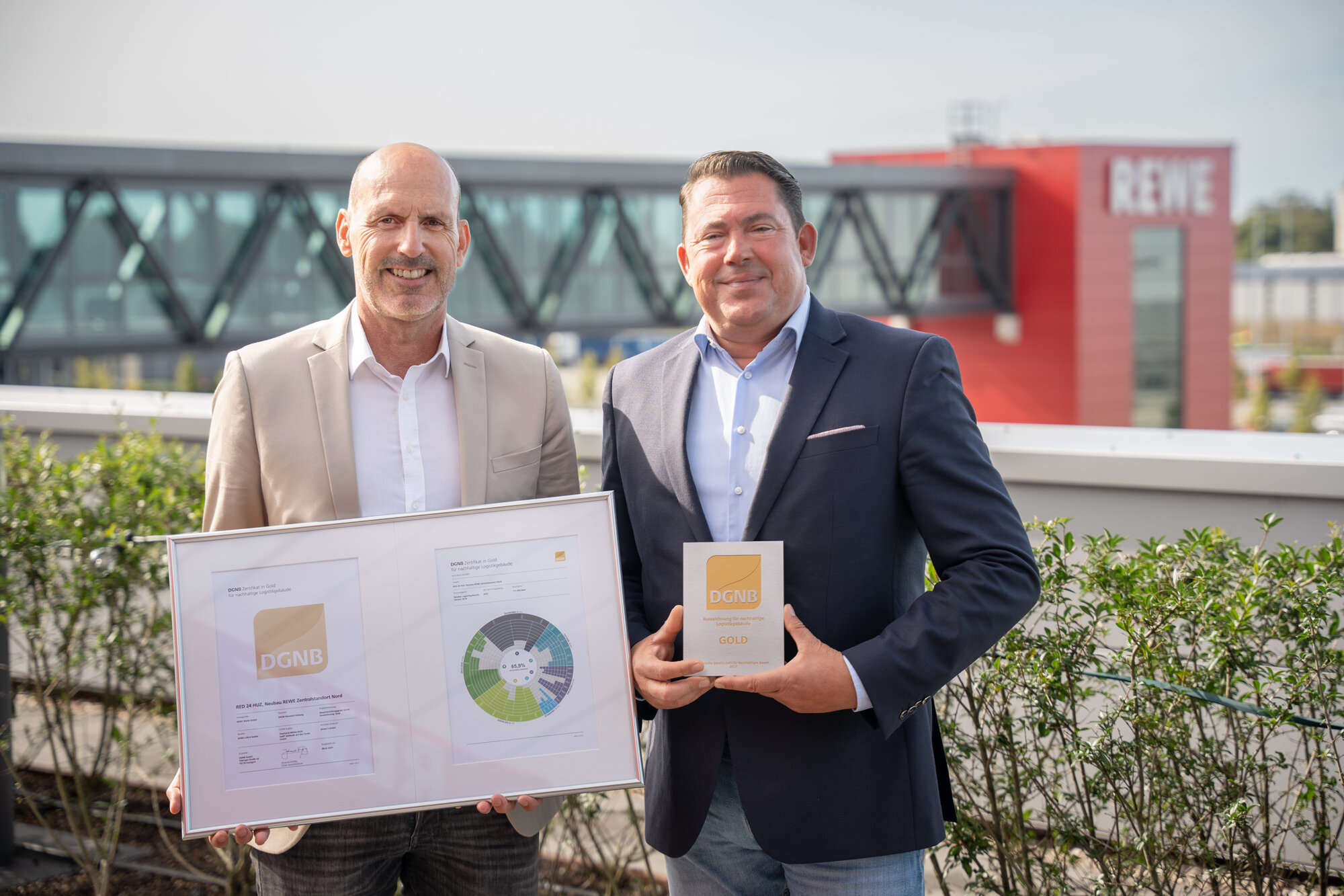 Marco Ring und Jochen Vogel halten DGNB Gold-Zertifikat